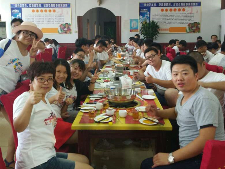 团结协作赢PK,掌柜齐聚烧烤宴